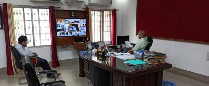 मधेपुरा : प्रभारी मंत्री संजय झा ने वीडियो कॉन्फ्रेंसिंग कर किया कोविड-19 से संबंधित समीक्षा बैठक